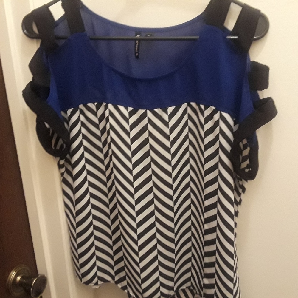 NWOT black and white chevron blouse
